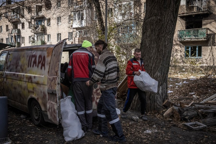 Волонтери розвантажують гуманітарну допомогу, 24 жовтня