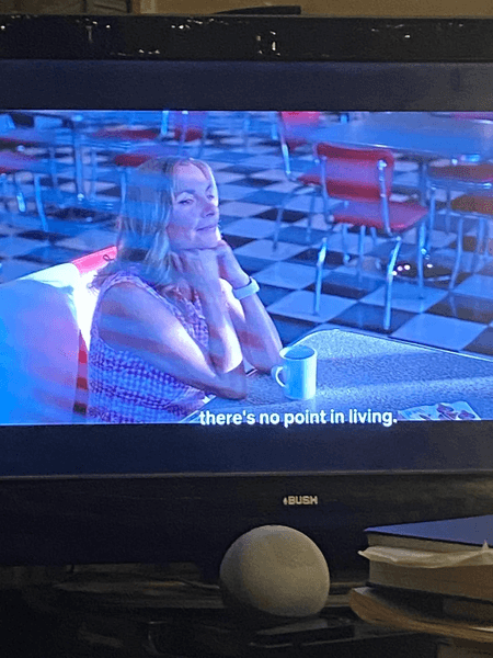 Экран, сериал Netflix, сериалы, субтитры, субтитры к сериалу, послание, перевод, озвучка сериала, соцсети, теория заговора