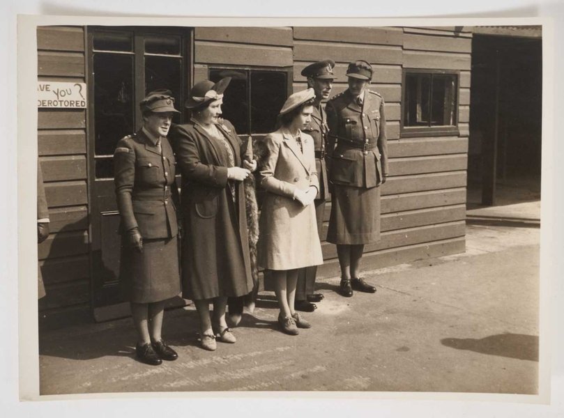 права королева елизавета, водительское удостоверение королевы елизаветы, принцесса елизавета, королева елизаветы молодая