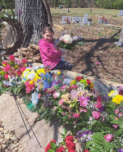 Поставяне на паметник на майка си, момичето само събра пари за надгробния камък, САЩ, любопитство, трогателни истории, снимки