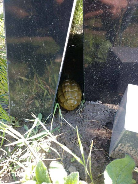 Кладовище під Харковом, розтяжки окупантів