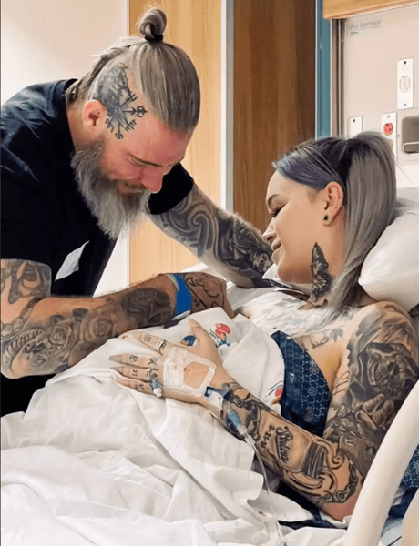 Свадьба с отчимом, девушка вышла замуж за мужчину постарше, блогерша, свадьба, необычная свадьба, скандальная свадьба,