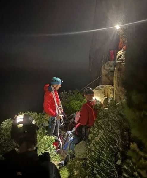 На австралійському острові знайшли двох чоловіків, які застрягли на скелі, як вони там опинилися