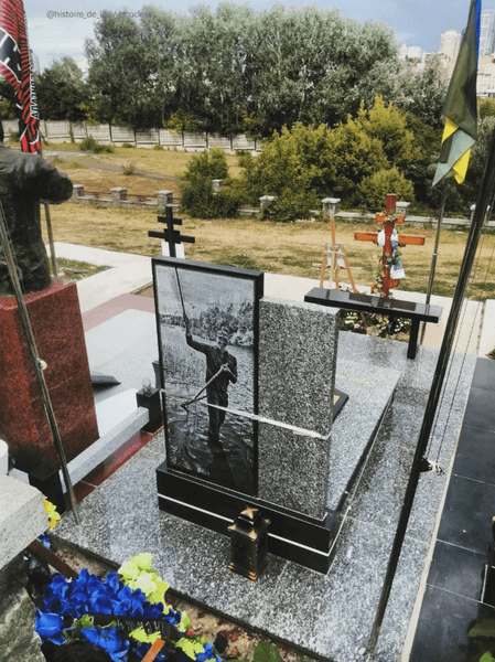 Памятник Максиму Нелипе в Киеве, Байковое кладбище