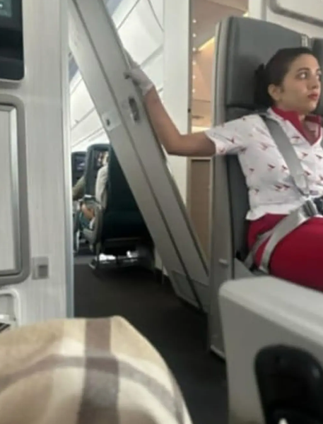 Стюардесса держала дверь самолета в течение 16 часов полета, курьезы, Гонконг, Нью-Йорк, приколы, интересные случаи, фото