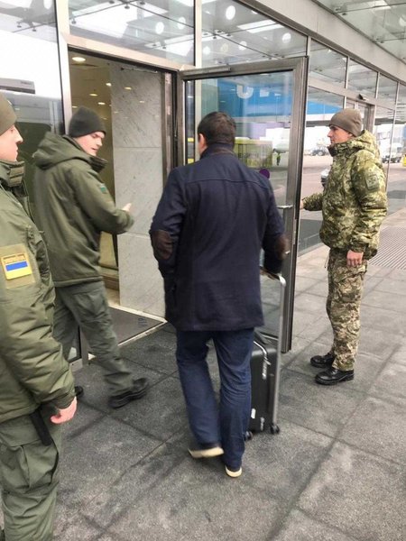 Максим Микитась с пограничниками в аэропорту Борисполь