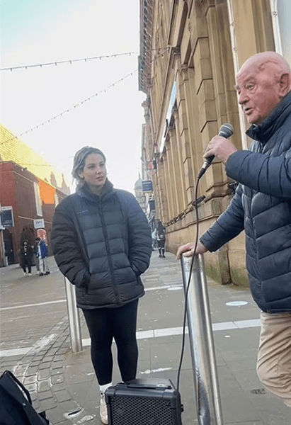 Пенсионер спел с молодой певицей на улице, пенсионер, молодая певица, уличный музыкант, песня, трогательная история, курьезы