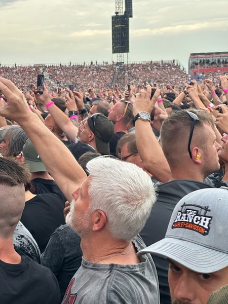 Президент Чехии на концерте AC/DC