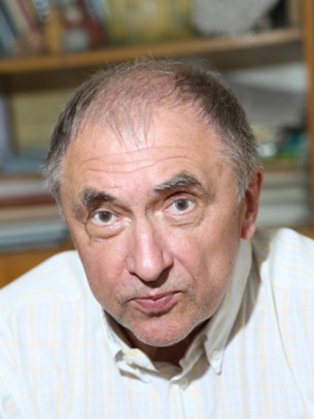 

Олег Крышталь: "Ученые после 60, и даже после 40 лет, уже не делают больших открытий. Хотя человек ведь не глупеет с возрастом. Даже наоборот, мудреет. Но он перестает быть в широком смысле революционером"
