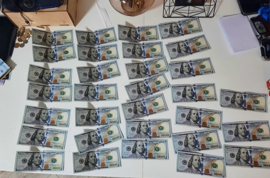 Жінка стала жертвою аферистки, гроші, долари Жінка стала жертвою аферистки, виманили гроші, вкрали гроші, коштовності, золото, заарештували аферистку, провидиця, зняла порчу, долари, гроші