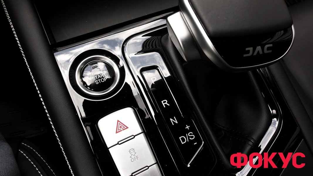 Двигун запускається кнопкою на трансмісивному тунелі