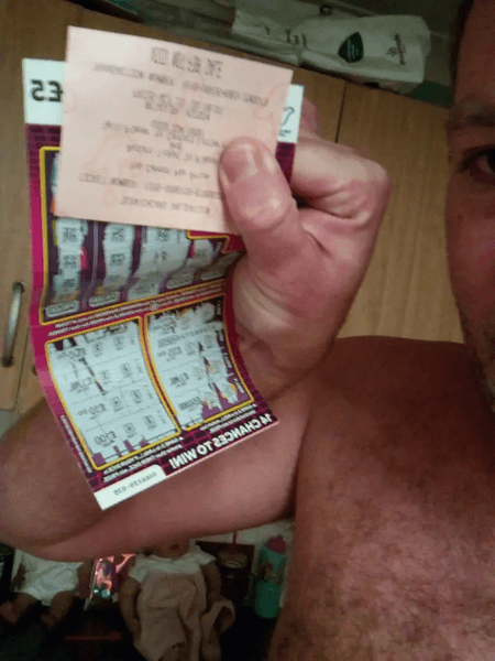 Перемога в лотереї, суперечка за гроші, грошовий приз, виграла гроші і кинула хлопця, переможниця лотереї, стала мільйонеркою, розкішне життя