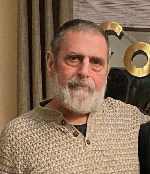 Жінка помітила привид чоловіка, чоловік і дружина, покійний чоловік, сімейне фото, дружина побачила привид чоловіка, таємнича фігура