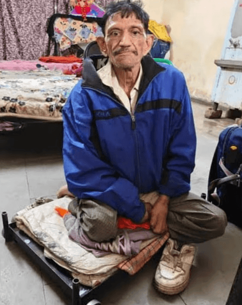 їздомний чоловік на вулиці в Індії під час кампанії проти жебрацтва