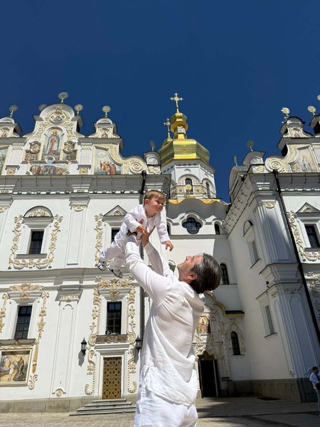 Сергей Притула и его сын Марко на крестинах