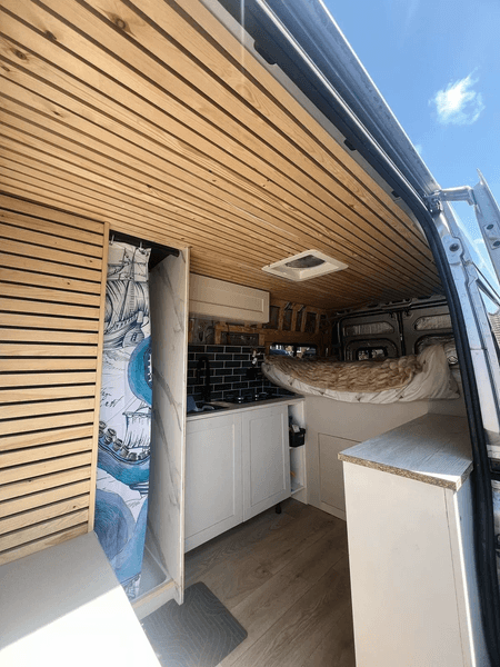 Дом на колесах, фургон, переделали старый фургон, влюбленная пара, живут вместе, дорогая недвижимость, цены на жилье, деньги на жилье