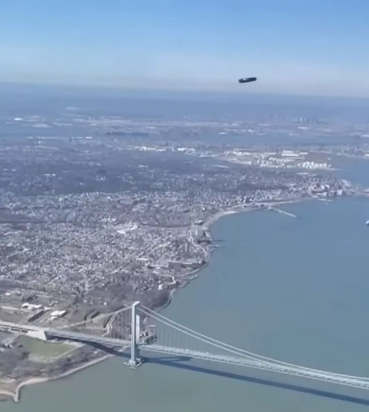 Американка забеляза НЛО, НЛО, необичаен обект, от прозореца на самолет, над града, забеляза нещо странно, самолет