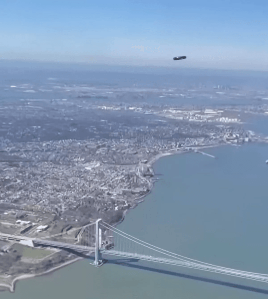 Американка помітила НЛО, НЛО, незвичайний об'єкт, з вікна літака, над містом, помітила щось дивне, літальний апарат