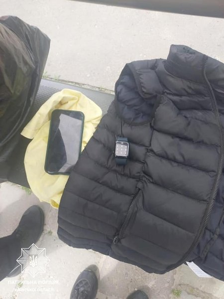 кража, вещи, кража во львове, вещи школьника, телефон и часы, куртка, украденные вещи