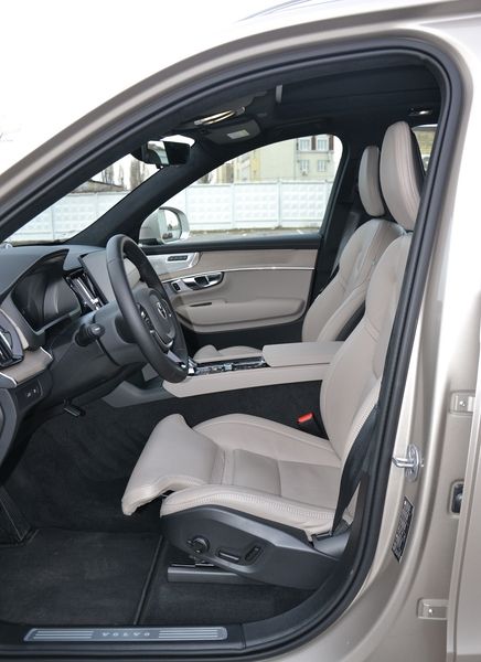 передні сидіння Volvo XC90, новий Volvo XC90, кросовер Volvo, Volvo XC90 2025, гібрид Volvo XC90