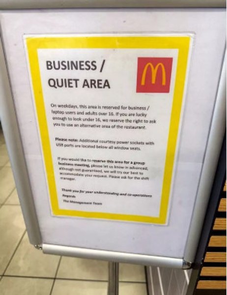 По будням часть заведения зарезервирована для взрослых и пользователей ноутбуков возрастом от 16 лет