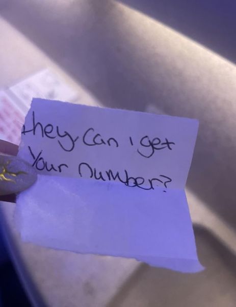 Женщина в самолете нашла на своем месте таинственную записку, какой-то мужчина просил у нее номер телефона