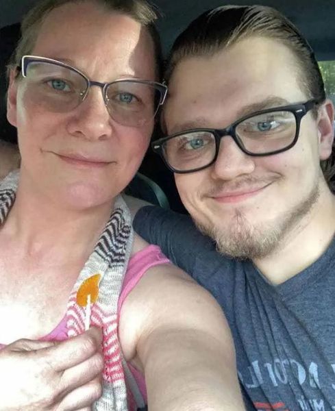 Велика різниця у віці, стосунки матері 7 дітей з найкращим другом її сина, цікаві історії