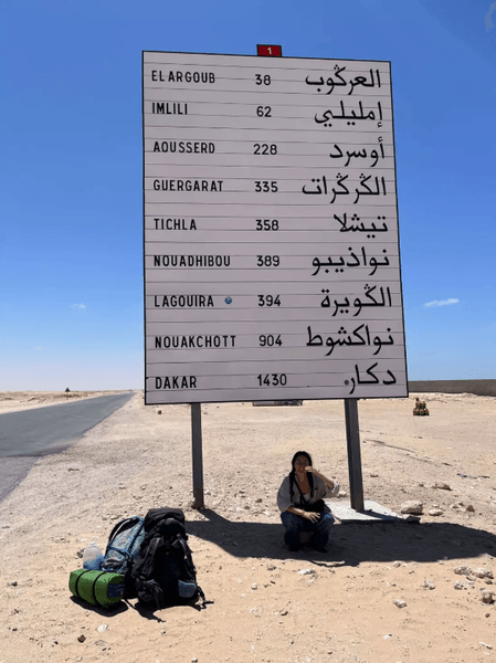 Дівчина подорожує автостопом світом, продовжуючи економити тисячі доларів