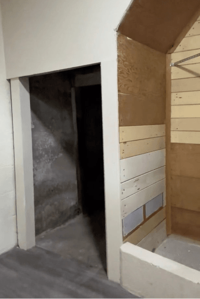 Приховані двері, таємний прохід, прохід у стіні, будинок убивця, таємні кімнати, прихований підвал, моторошний підвал, горище, оренда житла