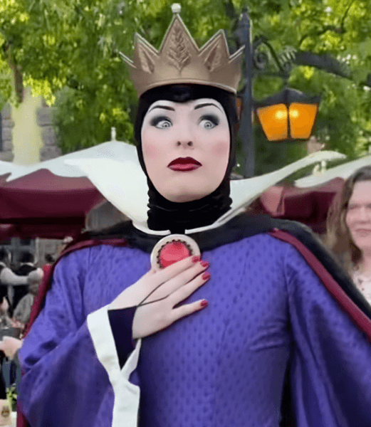 Зла королева, аніматорка