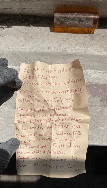 Тесляр знайшов записку в стіні, записка, ремонт будинку, зворушливе послання, записка від підлітка, через роки, залишили підказки