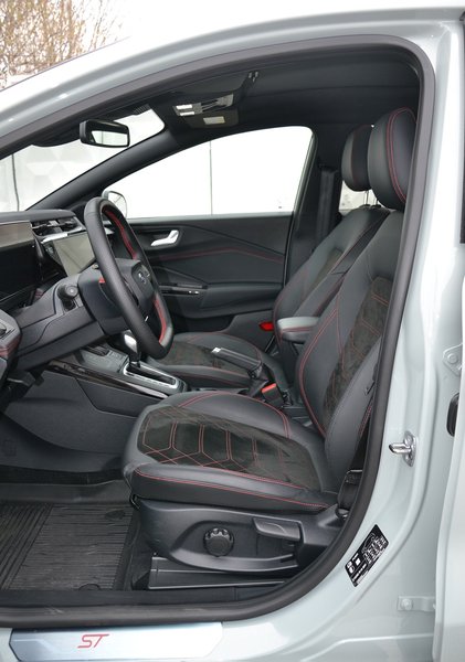 передние сиденья Ford Puma, новый Ford Puma, кроссовер Ford, Ford Puma 2025, Ford Puma 2025