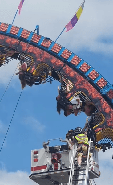 Американские горки, аттракцион, ярмарка, фестиваль, карусель, дети, ловушка, спасатели, пожарные, висели вниз головой