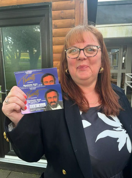 Женщина нашла на секонд-хенде интересную вещь в кармане пиджака, находки в благотворительных магазинах, курьезы