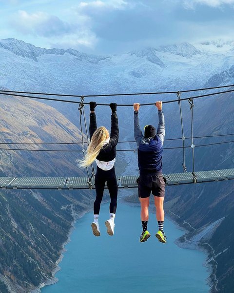 Фокус, оптична ілюзія, трюк блогерів, дівчина повисла на мосту, Австрія, відео, тренди соцмереж