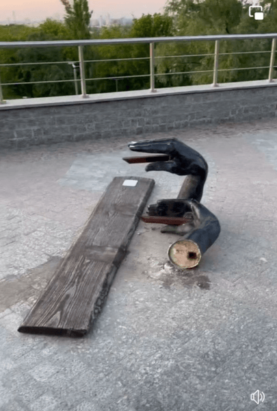 Разрушенная скамейка в центре Киева