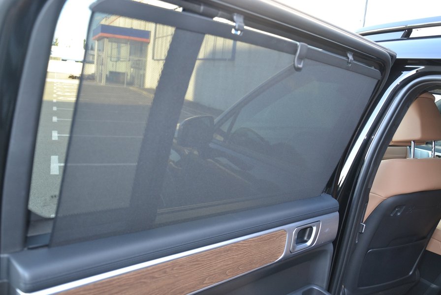 Для задніх пасажирів встановили шторки