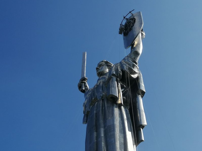 Демонтаж герба СРСР на щиті Батьківщини-матері в Києві