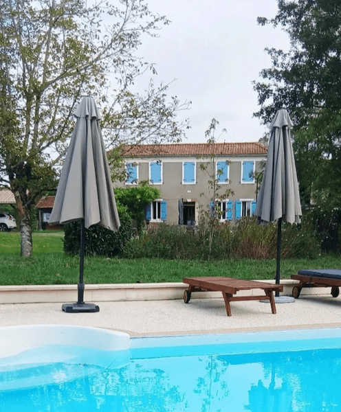 Британка живе в котеджі з басейном, верандою і видом на виноградники на південному заході Франції