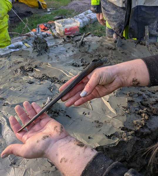 Археологи знайшли кістяний кинджал