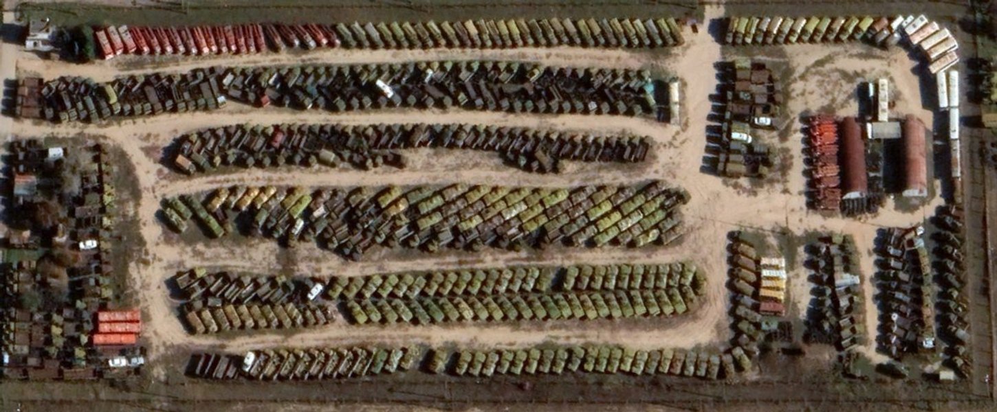 Бронетехника на небольшой базе в Крыму