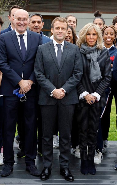 макрон жена