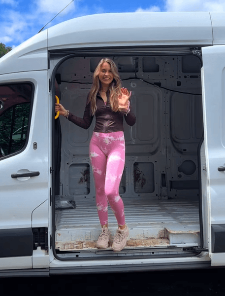 Женщина живет в фургоне и на лодке, дом на колесах, дом на воде, блогер, жизнь в дороге, автономный образ жизни, путешествие на фургоне