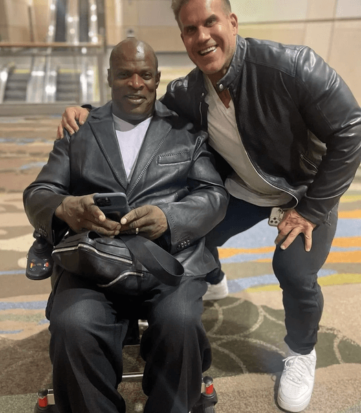 Бодибилдер, Ронни Коулман, бывший спортсмен, нечеловеческая сила, пережил несколько операций, лечение, сильный мужчина