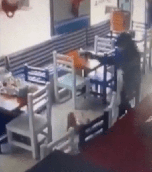 Стрелба в кафене, застреляна кралица на красотата Кралица на красотата, Ланди Парага Гойбуро, мис Еквадор, мистериозно съобщение, социални мрежи, убийство, простреляно момиче, простреляно в ресторант