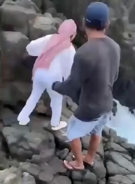 Девушку смыло гигантской волной на пляже, трагедия, несчастный случай, Индонезия, туризм, отдых