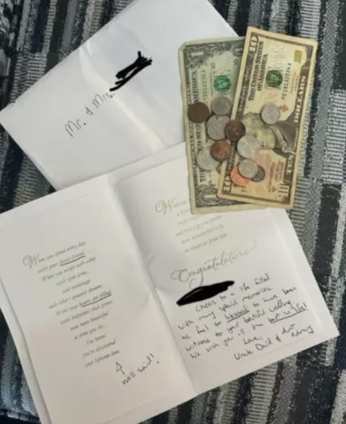 Подарок на свадьбу, молодоженов удивил конверт от таинственных незнакомцев на праздновании, курьезы, интересные истории, фото