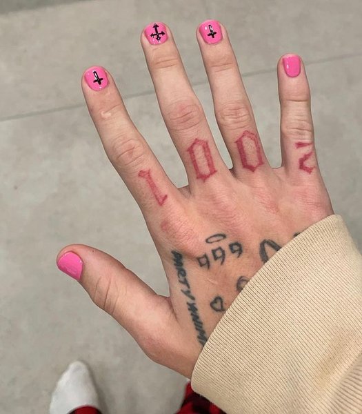 модный маникюр, розовый черный маникюр, тренды 2022, идеи маникюра