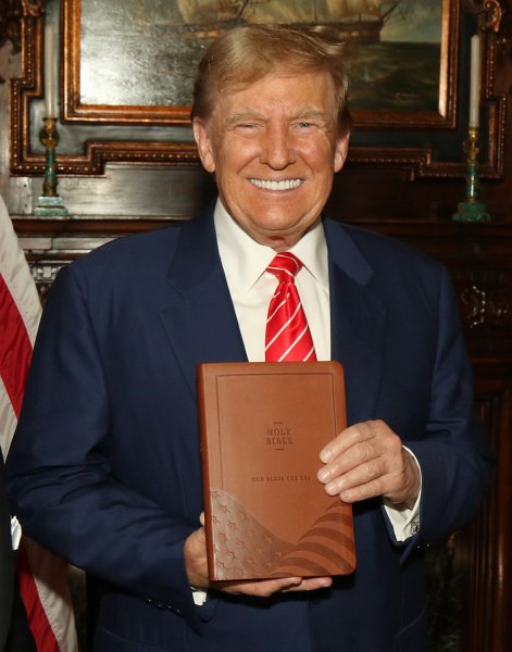 Дональд Трамп с Библией qrxiquieuidqqatf