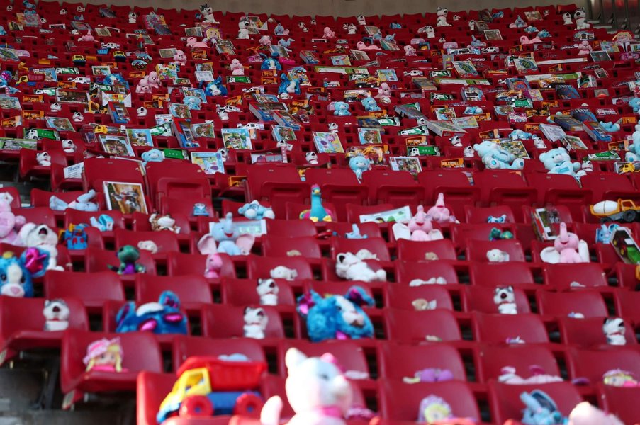 шахтер, олимпиакос, благотворительный матч, мягкие игрушки, погибшие дети, война в украине